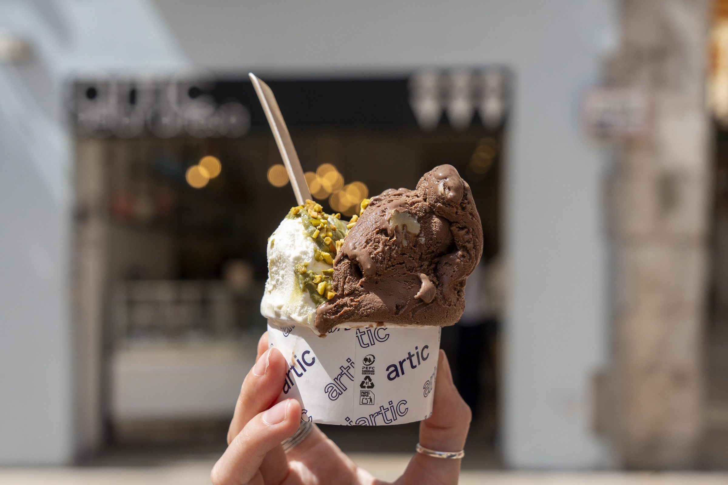 Gelat artesà Àrtic en un cucurutxo, davant la botiga de la Plaça de les Cols